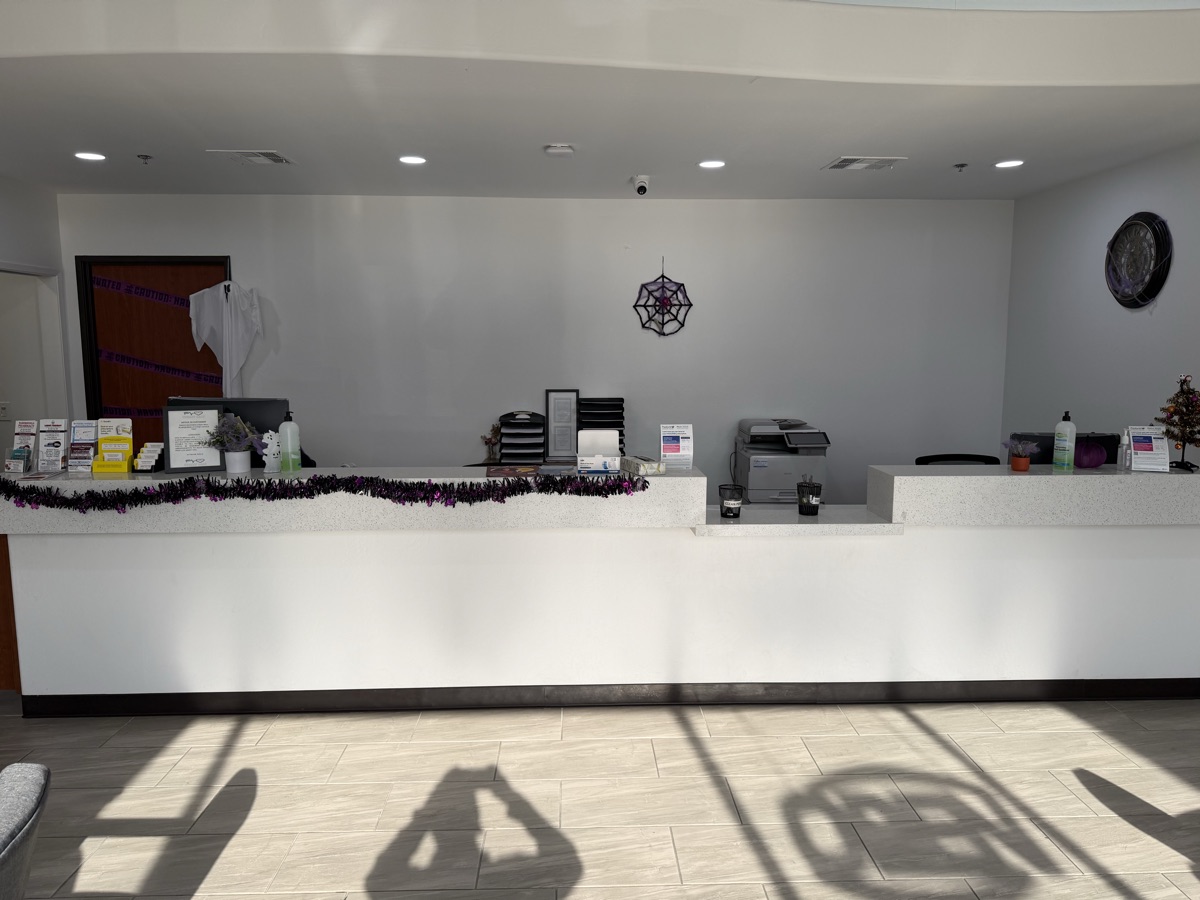 Front desk and check-in area at the Panama Lane clinic